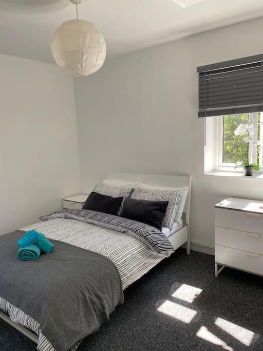 Lovely 2 Bedroom Flat In Greater Londen Buitenkant foto